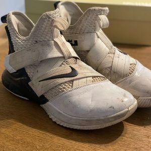 Nike men’s basketball shoes in good condition. Size 9, white and black.